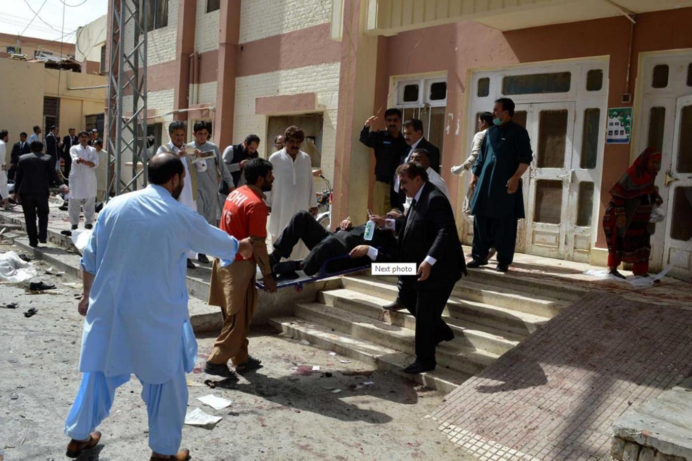 Pakistan'da bombalı saldırı: 72 ölü, 100'den fazla yaralı  